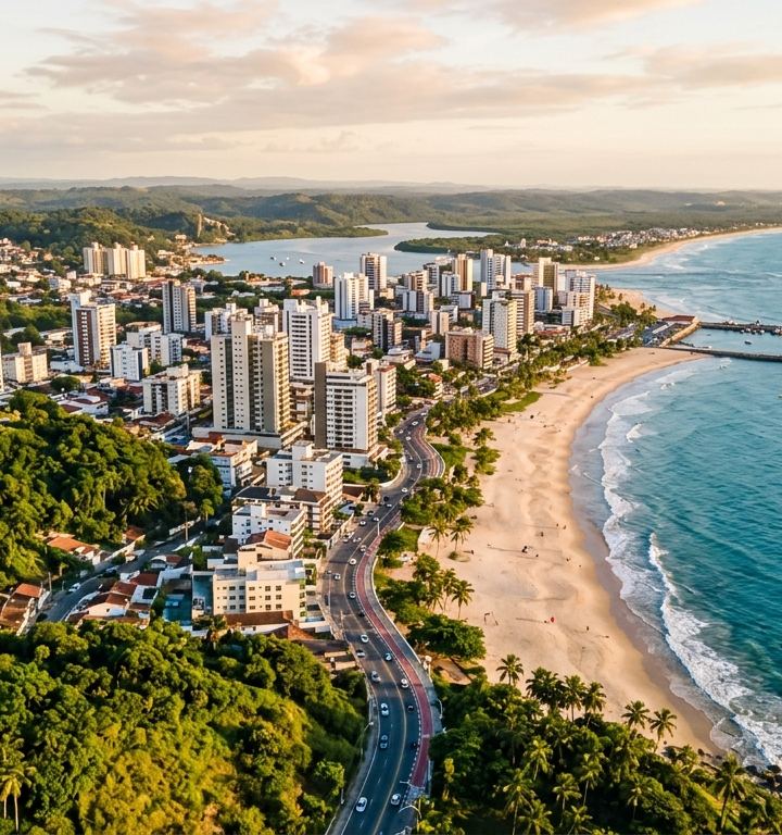 Vista panorâmica da orla e da infraestrutura urbana de Ilhéus, Bahia.