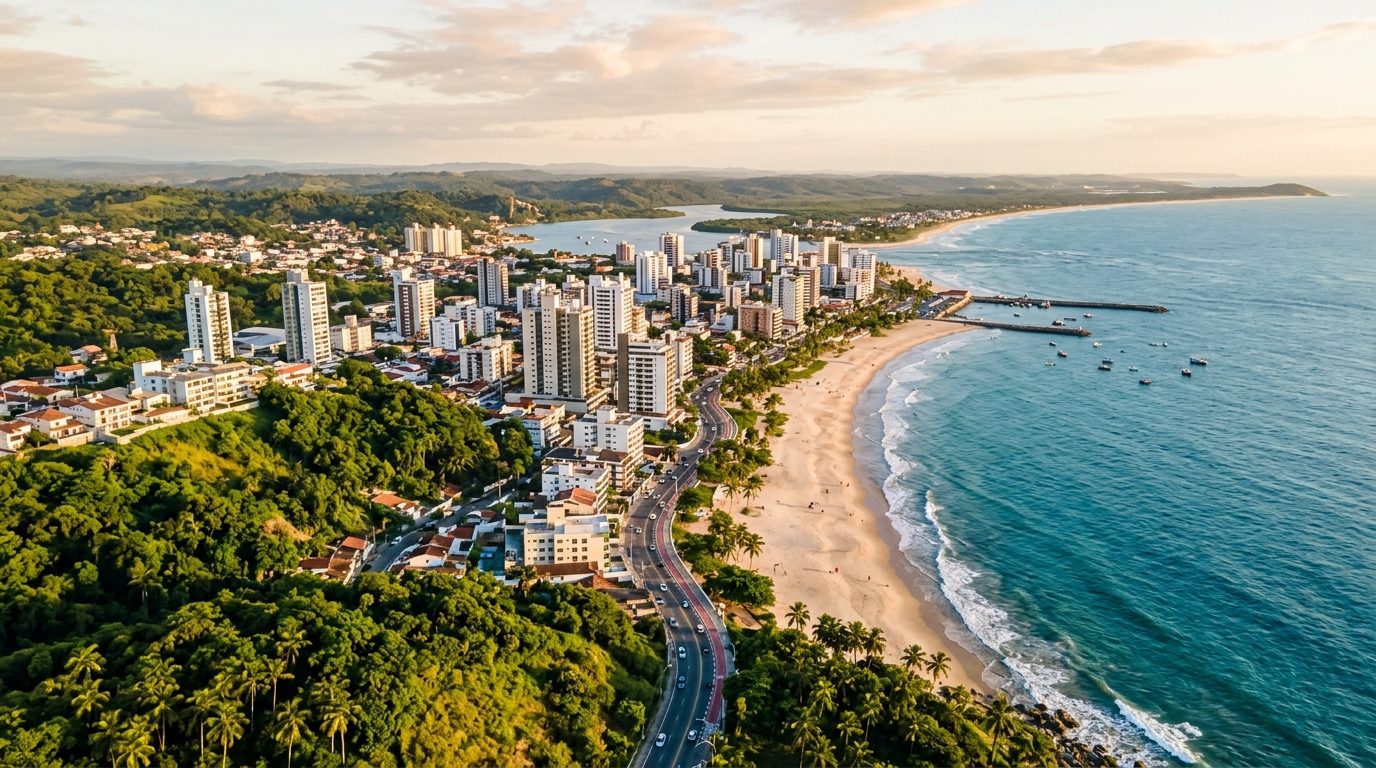 Vista panorâmica da orla e da infraestrutura urbana de Ilhéus, Bahia.